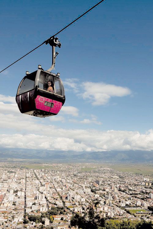 El teleférico del Cerro San Bernardo atraviesa la urbe ofreciendo las mejores vistas desde la altura.
