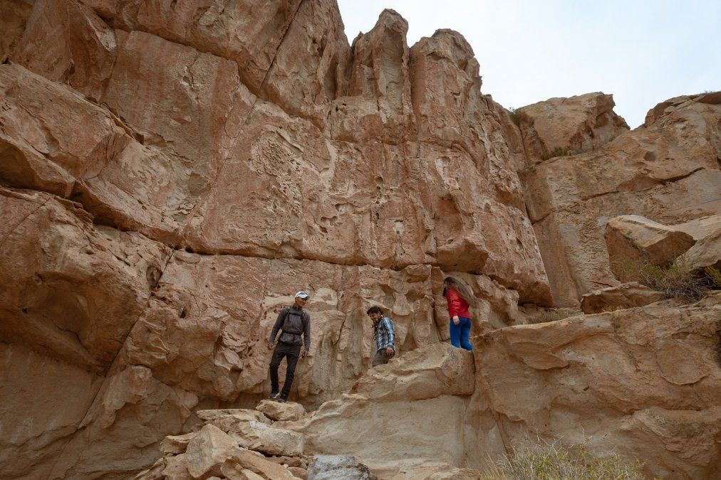 Las Barrancas son columnas macizas de arcilla que en un principio dieron nombre a la localidad, y en las que se halla el atractivo más importante: la reserva municipal natural y cultural donde se puede apreciar el arte rupestre.