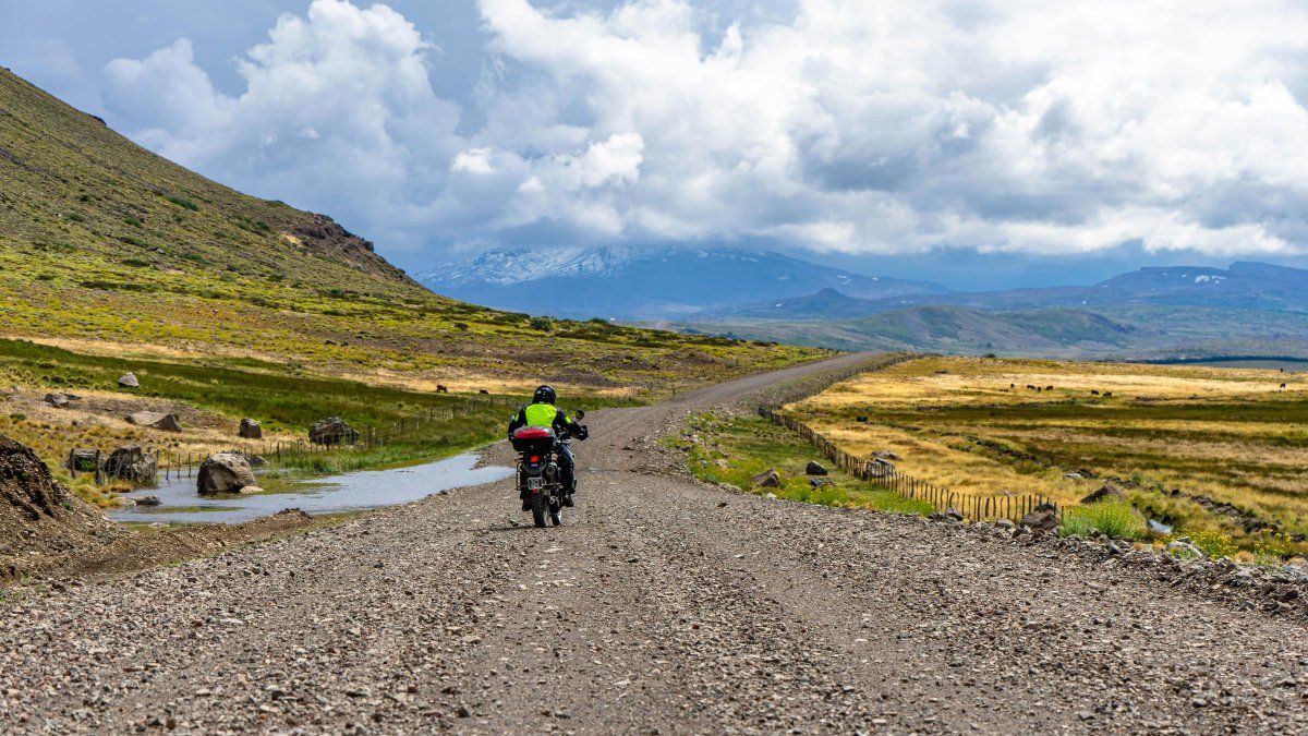 Vacaciones de verano en moto: la combinación de una buena hoja de ruta con el equipo técnico adecuado transforma el viaje en un recuerdo imborrable.