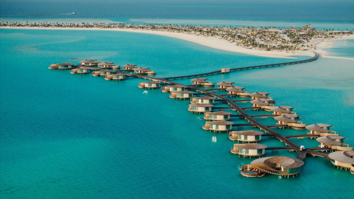 Vista panorámica del St. Regis Red Sea Resort, una joya bajo el cálido sol del Mar Rojo, en Arabia Saudita.