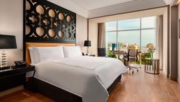 Según informó Hilton, el hotel contará con 147 habitaciones incluyendo 20 suites, con vistas panorámicas a la ciudad o al mar.
