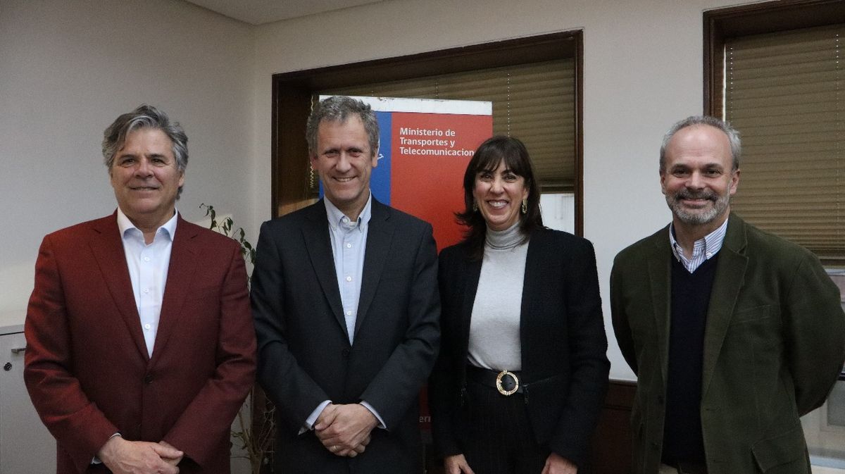 El presidente de Fedetur, Jaime Guazzini, junto al ministro de Transportes, Juan Carlos Muñoz, la presidenta ejecutiva de Fedetur, Mónica Zalaquett y el director de Fedetur Ricardo Suárez. - Ladevi Medios y Soluciones El presidente de Fedetur, Jaime Guazzini, junto al ministro de Transportes, Juan Carlos Muñoz, la presidenta ejecutiva de Fedetur, Mónica Zalaquett y el director de Fedetur Ricardo Suárez.