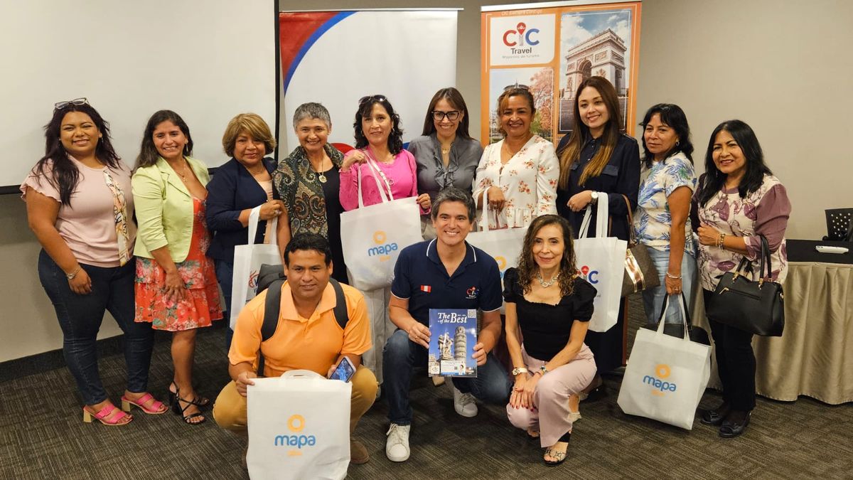 Agentes de viajes junto a las mayoristas organizadoras del evento.
