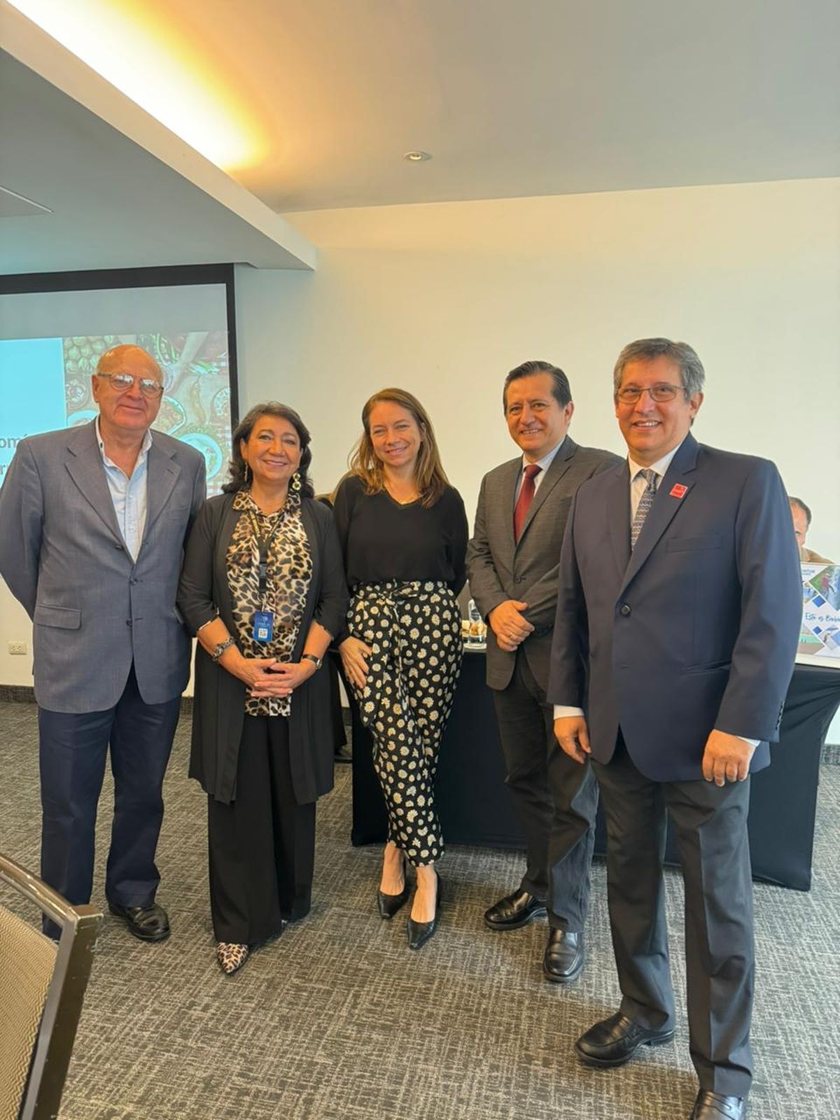 Teresa Alarc&oacute;n Pinar (Contur Biob&iacute;o) y Amora Carabajal, junto a dirigentes de gremios del turismo de Per&uacute;.