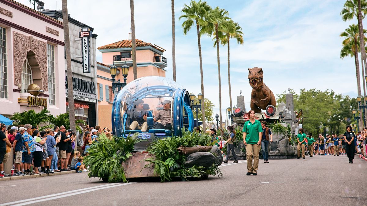 Universal Orlando Resort: la carroza de Jurassic World está compuesta por una Giroesfera y un tiranosaurio.