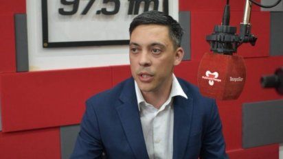Durante una entrevista radial, Andrés Markic, director de Turismo de Santa Cruz, cometió un grave furcio vinculado a Bariloche. El gobernador Vidal le pidió la renuncia.