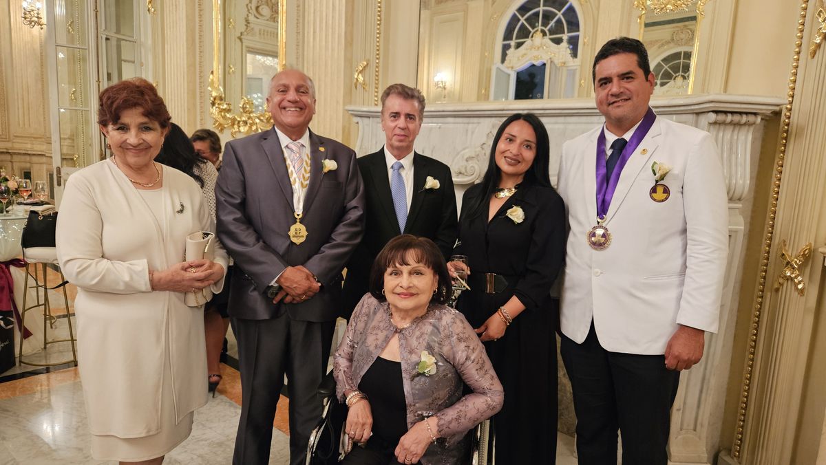 L&iacute;deres de colegios profesionales y asociaciones reunidos en evento de reconocimiento.