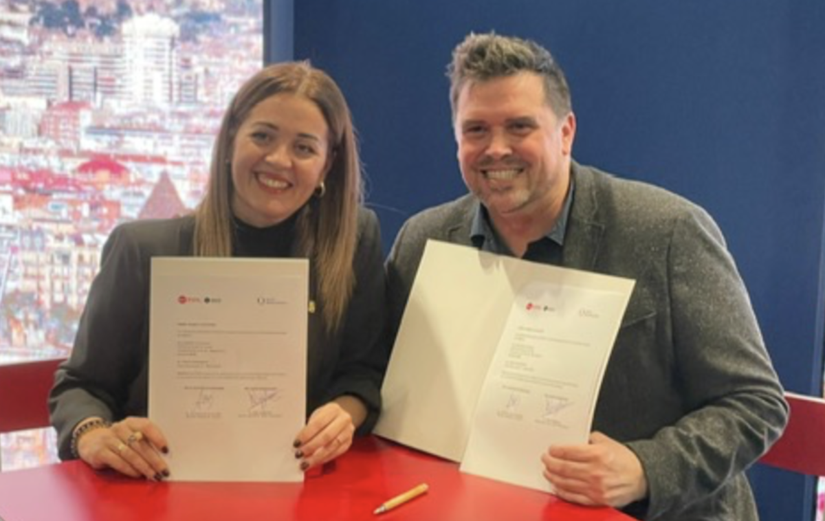 Edgar Weggelaar, CEO de Queer Destinations, y Ana Herrera, diputada de Turismo de la Diputació de Barcelona.