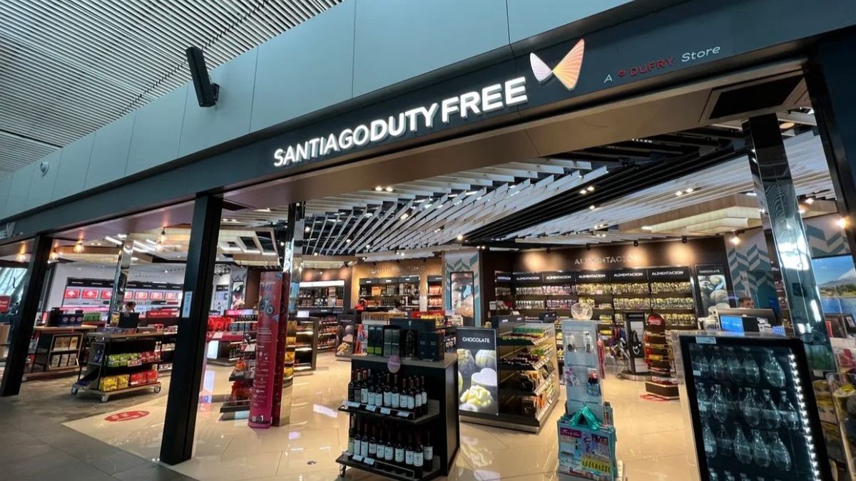 DGAC reanudó el proceso tras un año en pausa tras la intervención del Tribunal de la Defensa de la Libre Competencia. Motta International opera el Duty Free actualmente en el Aeropuerto de Santiago. - Ladevi Medios y Soluciones DGAC reanudó el proceso tras un año en pausa tras la intervención del Tribunal de la Defensa de la Libre Competencia. Motta International opera el Duty Free actualmente en el Aeropuerto de Santiago.