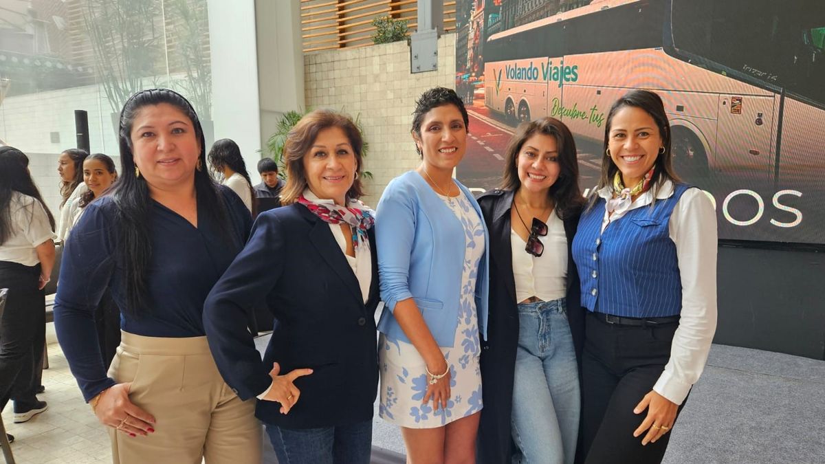 Ingrid del Busto, directora de Volando Viajes junto a las agentes de viajes.
