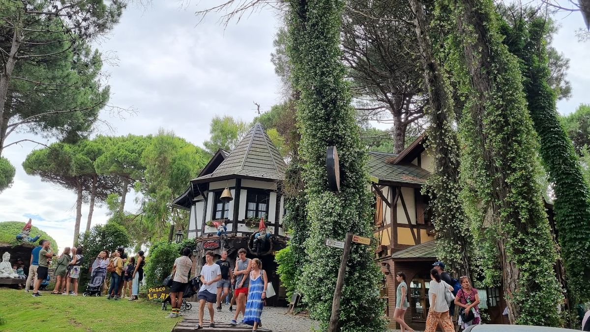 Escapadas de verano: muy cerca de Pinamar, Cariló es una buena propuesta de paseo comercial en familia.