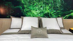 Equipamiento de hoteles: la almohada Sumumtiene su parte exterior fabricada en tejido de algodón 100% y su relleno es defibra hueca siliconada (RePet).  