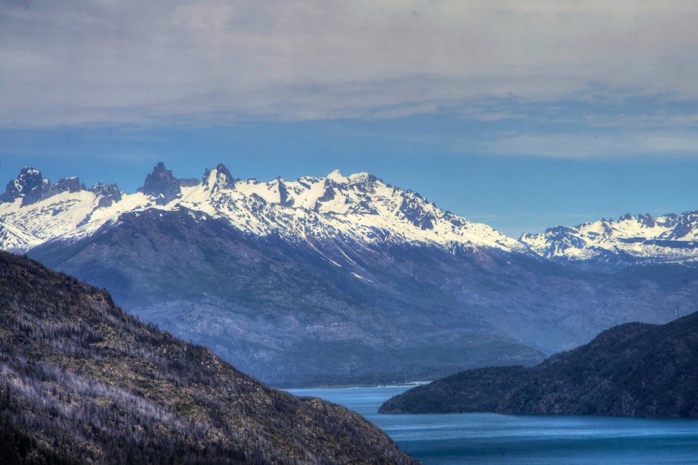 El cerro Tres Picos en la Patagonia es la montaña más alta de Chubut. El cerro Tres Picos en la Patagonia es la montaña más alta de Chubut.