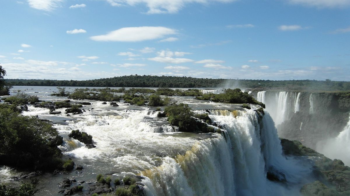 Argentina: las Cataratas del Iguazú, en Misiones, ostentan 275 saltos.