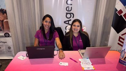 Diana Cuadros, ejecutiva de Ventas B2B de PriceAgencies LATAM; y Laura Sabogal, capacitadora de agencias, en el Ladevi Workshop en Quito.&nbsp;
