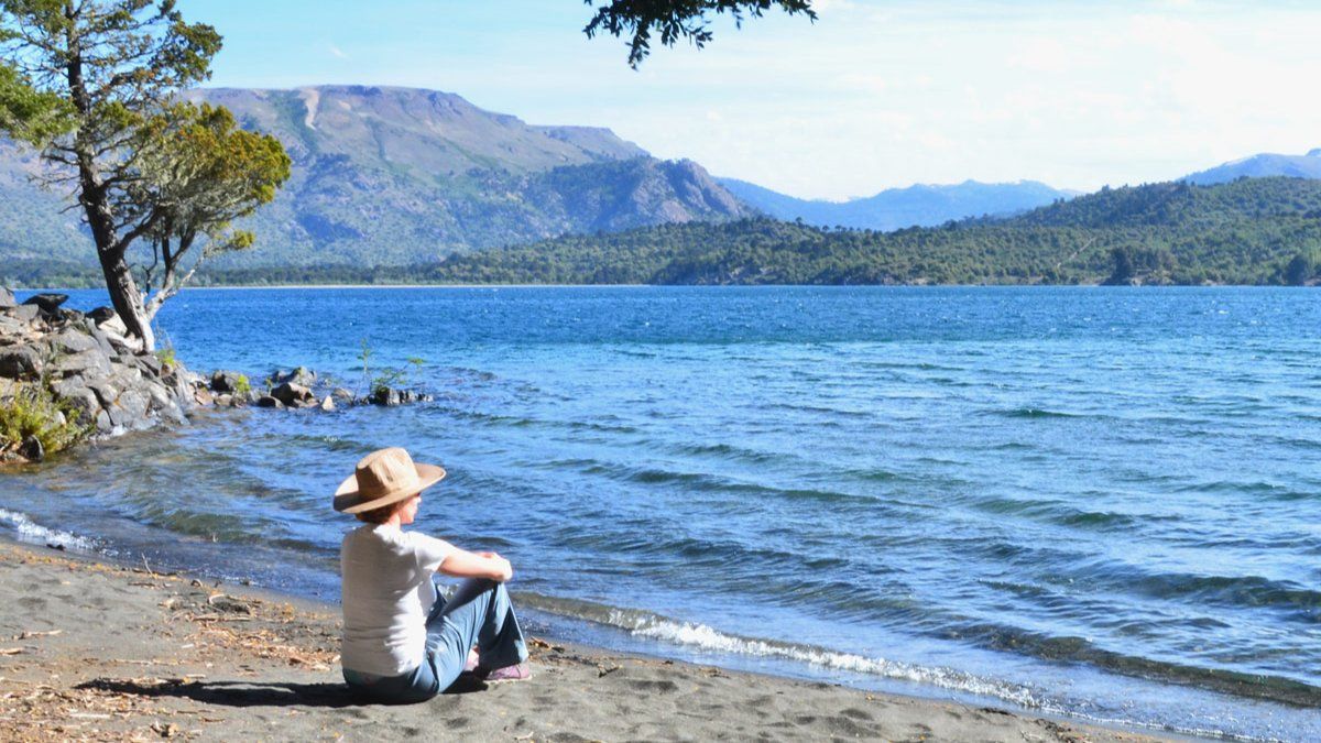 Las playas de Villa Pehuenia invitan a descansar frente a imponentes paisajes en el verano.