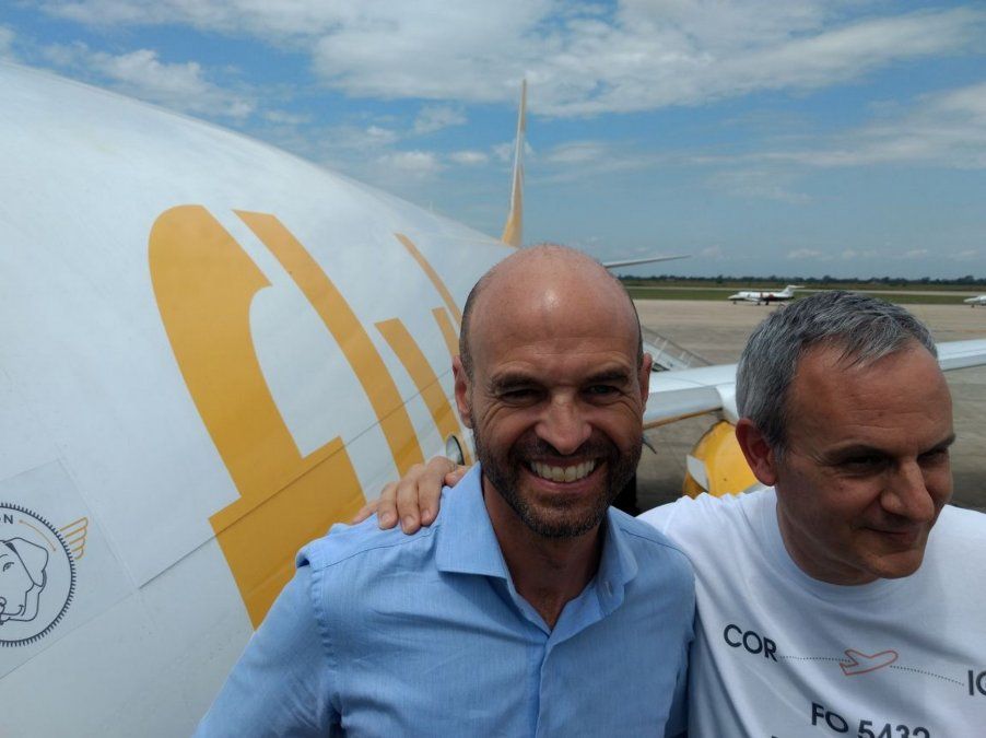 Julian Cook (derecha), exCEO y fundador de Flybondi, abraza al ministro Guillermo Dietrich, del día del vuelo inaugural de la low cost.