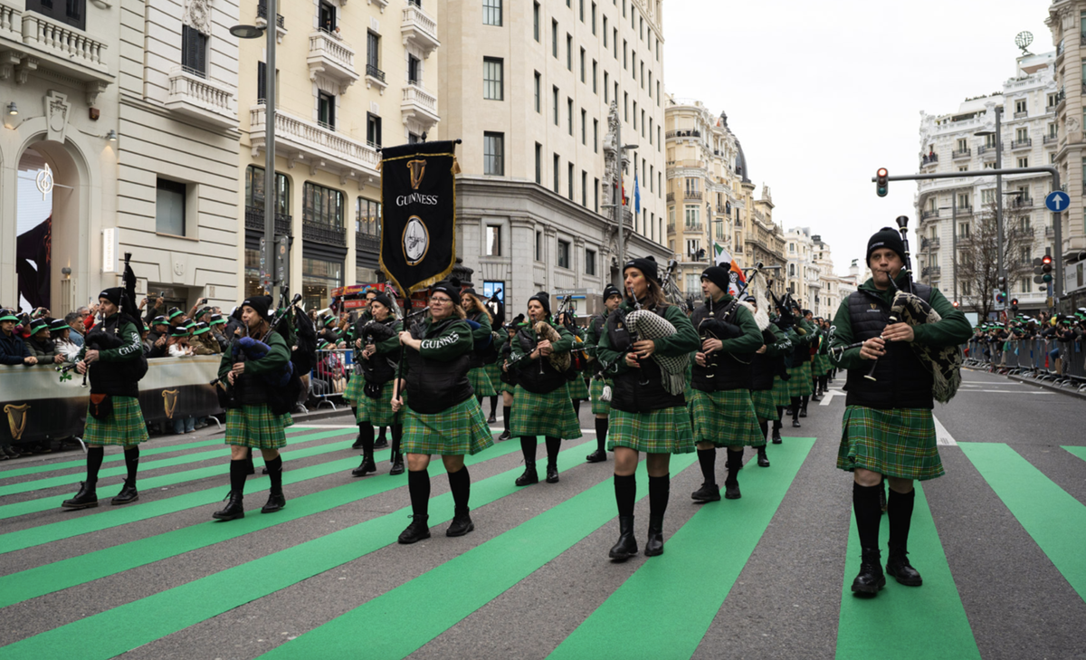Gaiteros durante el desfile por el Día de San Patricio en Madrid.