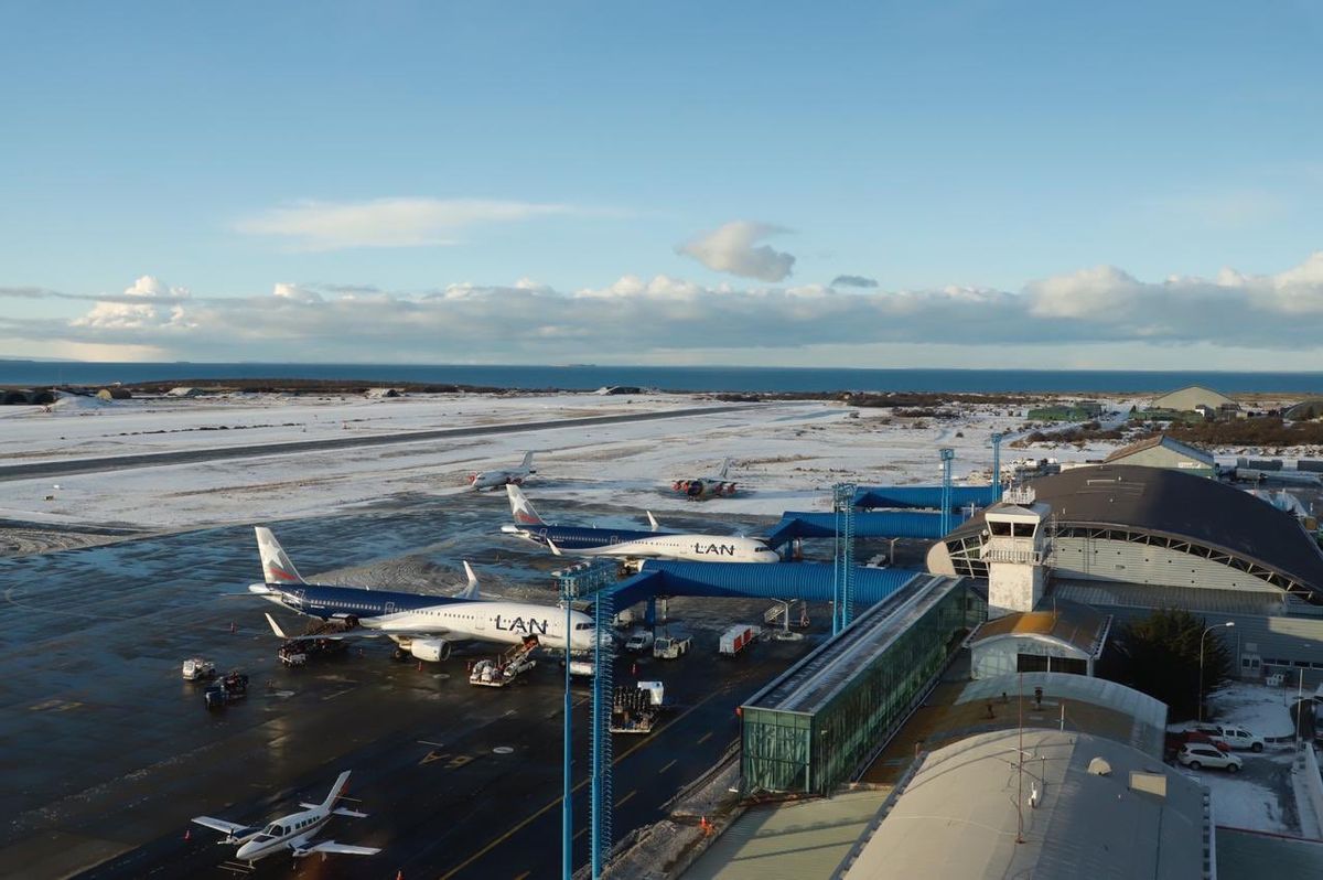 El Aeropuerto Presidente Carlos Ibáñez del Campo es operado desde 2021 por la sociedad Red Aeroportuaria Austral.