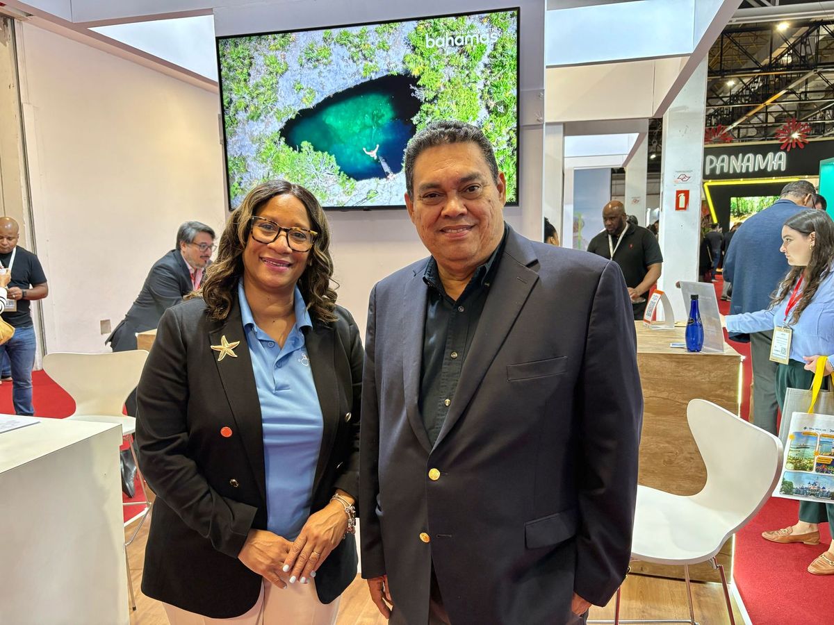 Bridgette King junto a Víctor Manjarres, presidente de TM Latin America (representante de Bahamas para Latam).