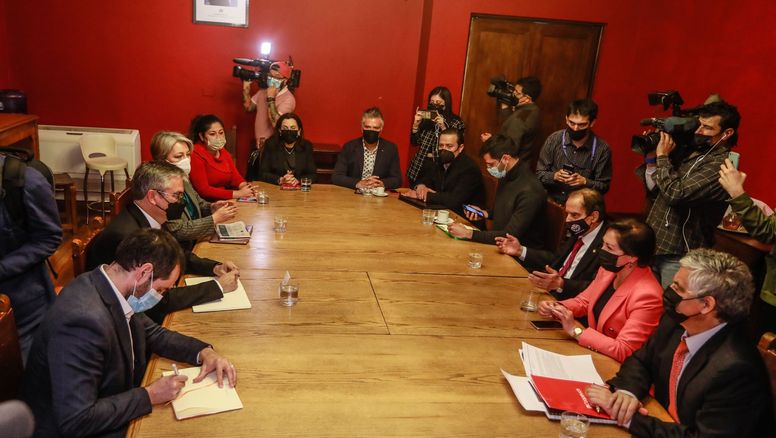 El ministro Mario Marcel reconoció, luego de su reunión con Fedetur, que el resultado del plebiscito afecta la forma en que se impulsarán las nuevas reformas.