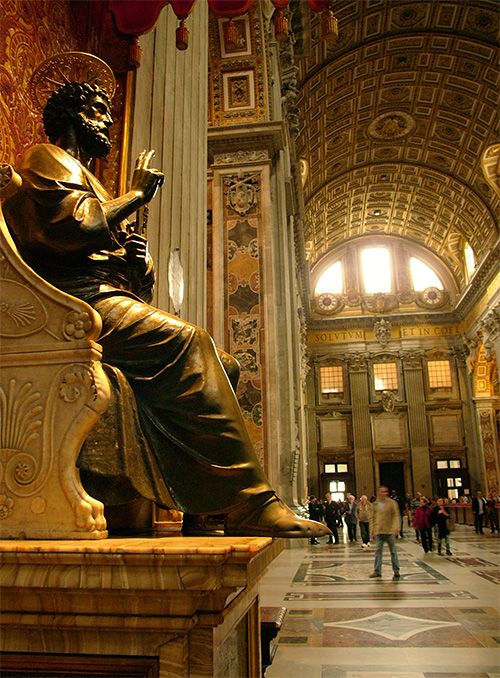 Los fieles forman fila para acariciar el pie izquierdo de la estatua de bronce de San Pedro.