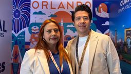 Lorena Pereda, representante de Visit Orlando en México; y César Ortega, Business Development Representative de Universal Destinations & Experiences.