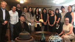 El maestro Soyo, junto a los representantes de Air Canada y Four Seasons Hotels, y los periodistas que participaron en la ceremonia de té.&nbsp;