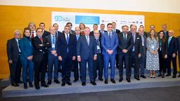 Parte de la directiva de Exceltur, junto al presidente del Gobierno, Pedro Sánchez.