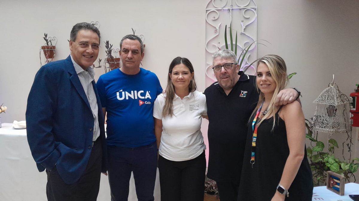 Héctor Álvarez, José Antonio Aguilera Hernández, María Carolina Martí, Marcelo Sonemblum, y Paula Proud en el inicio del evento de Tip Travel. &nbsp; &nbsp;