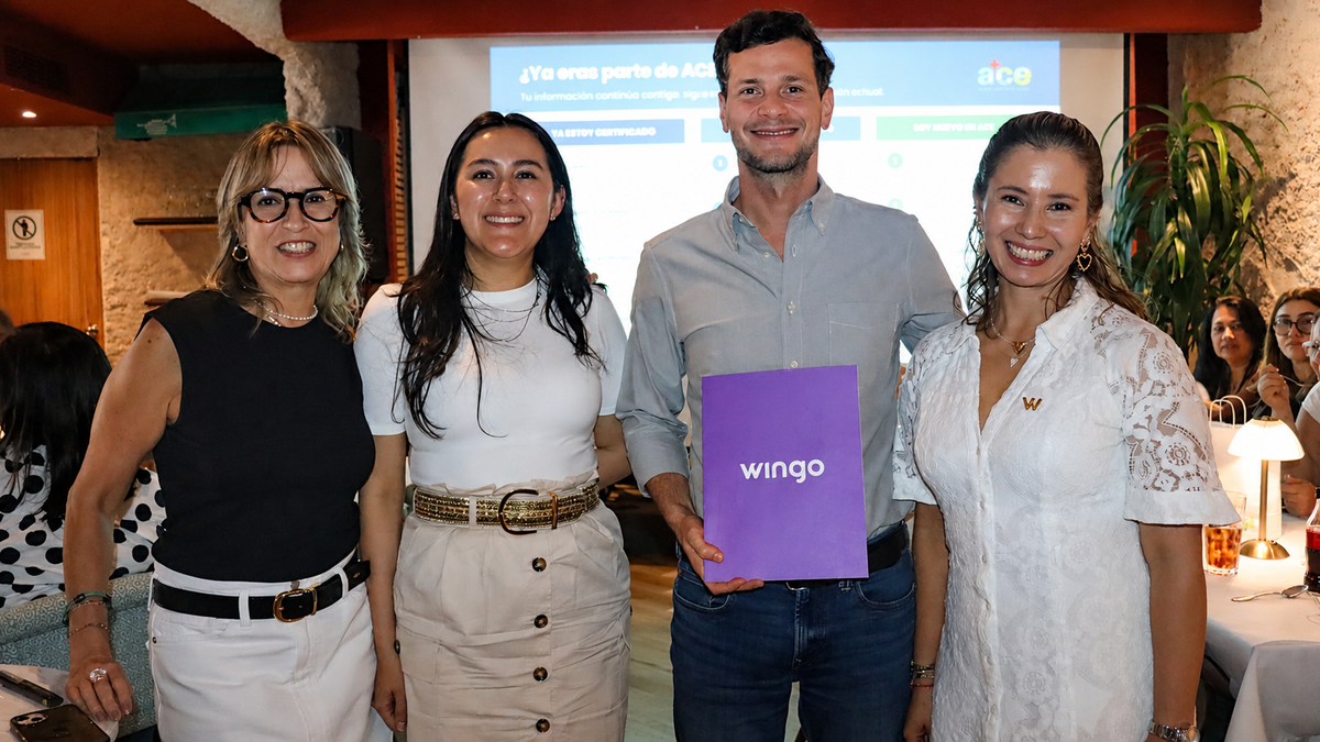 Claudia Delgado, representante de Ventas para Colombia y Ecuador de la Autoridad de Turismo de Aruba; Heidy Hernández, especialista en marketing para Latinoamérica de la Autoridad de Turismo de Aruba; ganador del sorteo de Aruba y Wingo; y Olga Lucía Trujillo, gerente regional Mayoristas de Wingo.