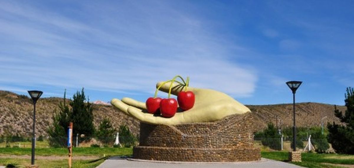 Monumento a la Cereza que se encuentra en la entrada de Los Antiguos. 