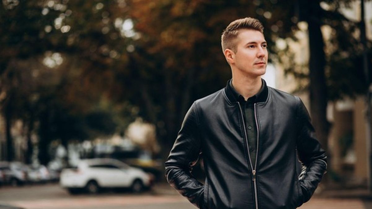 Una chaqueta muy amplia puede hacer que pierdas estructura en el look, mientras que una demasiado ajustada puede restarte comodidad.