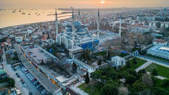 Turquía: en Estambul se puede visitar el La Mezquita Azul y la Basílica de Santa Sofía.