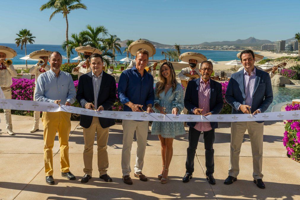 Directivos de AMR Collection durante la apertura de la Casa del Mar Los Cabos.