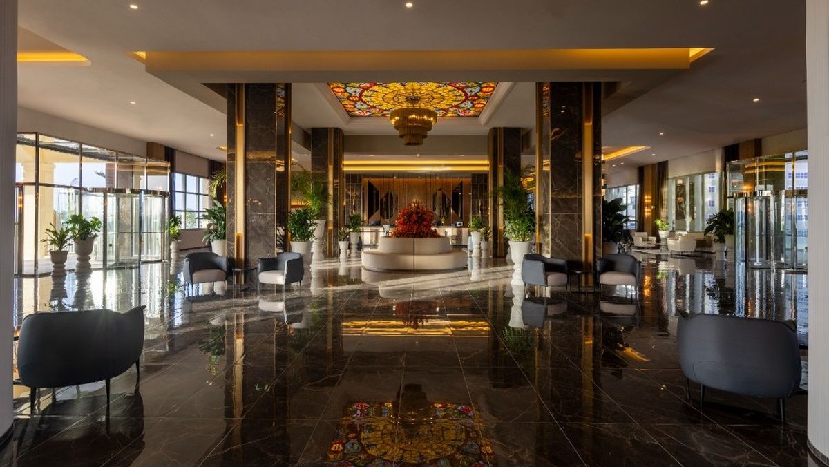 El elegante lobby del hotel.