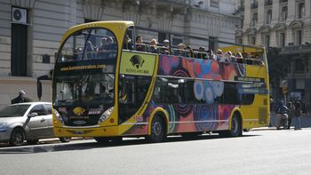 El Buenos Aires Bus recorre las calles de Buenos Aires, ofrece descuentos y tiene una parada la de Los Campeones.