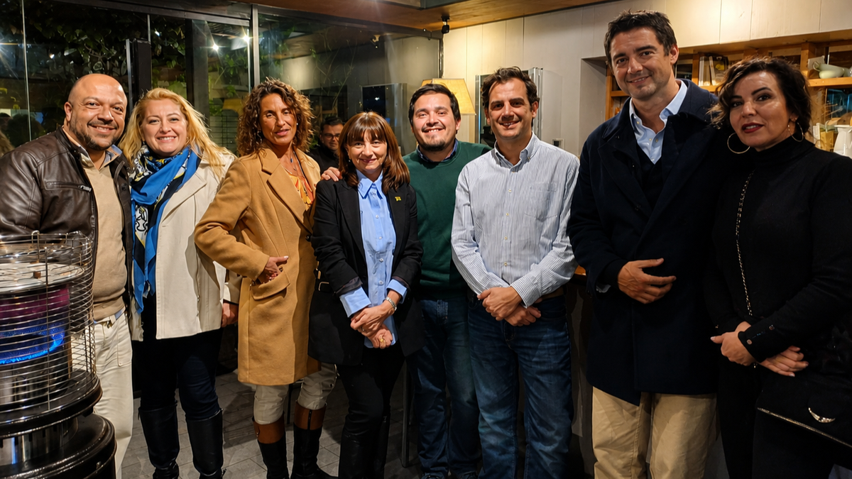Alfonso Marzano de Tu Destino; Josianne Astorga de The Palace Resorts; Joyce Grossman de Sandals; Claudia Soto de la Oficina de Turismo de Jamaica; Ernesto Riquelme y José Manuel García de TourMundial; y Catherine Lira de Copa Airlines. Alfonso Marzano de Tu Destino; Josianne Astorga de The Palace Resorts; Joyce Grossman de Sandals; Claudia Soto de la Oficina de Turismo de Jamaica; Ernesto Riquelme y José Manuel García de TourMundial; y Catherine Lira de Copa Airlines.