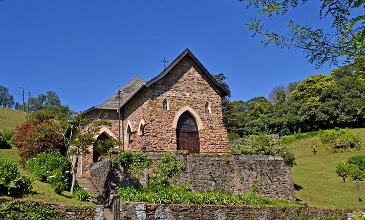 La construcción más icónica de Villa Nougués para visitar en vacaciones de invierno es su icónica Capilla de Sagrado Corazón de Jesús.