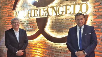 Argentina: Luis Machi y Ricardo Sosa al término de la reunión en la que se adoptó la medida “Dólar para turistas extranjeros”.