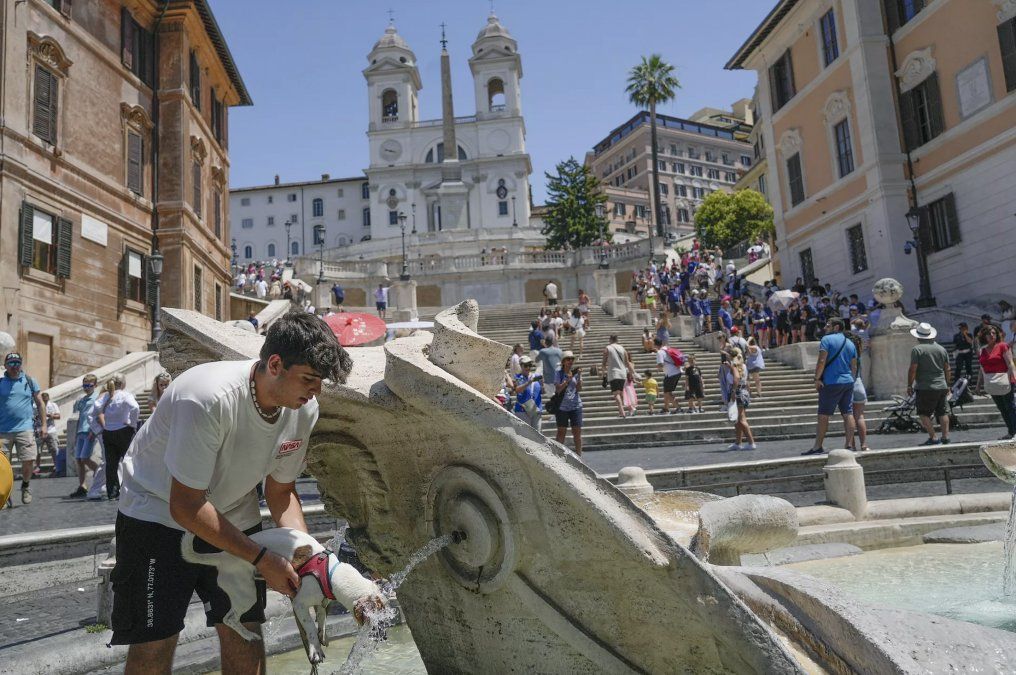 Turistas se refugian del calor en fuentes y con sus paraguas en Roma