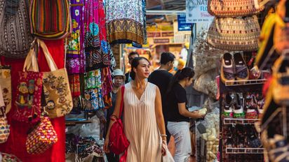 Los mercados y templos de Tailandia ofrecen una experiencia única para los turistas.