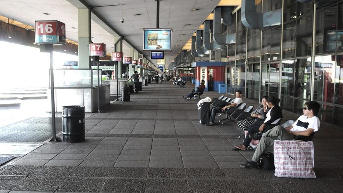 Tras más de 30 años de concesión, la terminal de Retiro inicia una nueva etapa: el gobierno de Milei lanzó la licitación para su remodelación integral.