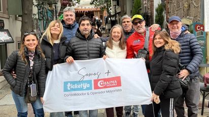 TicketYa- Chasma junto a agentes de viajes en Turquía.