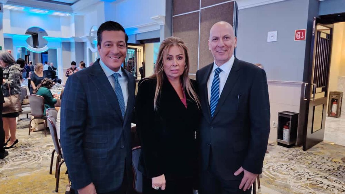 Giancarlo Mulinelli, vicepresidente senior de Ventas Globales de Aeroméxico; Magdalena Saldívar, presidenta de Afeet; y Carlos Bricka, country manager México de Assist Card.