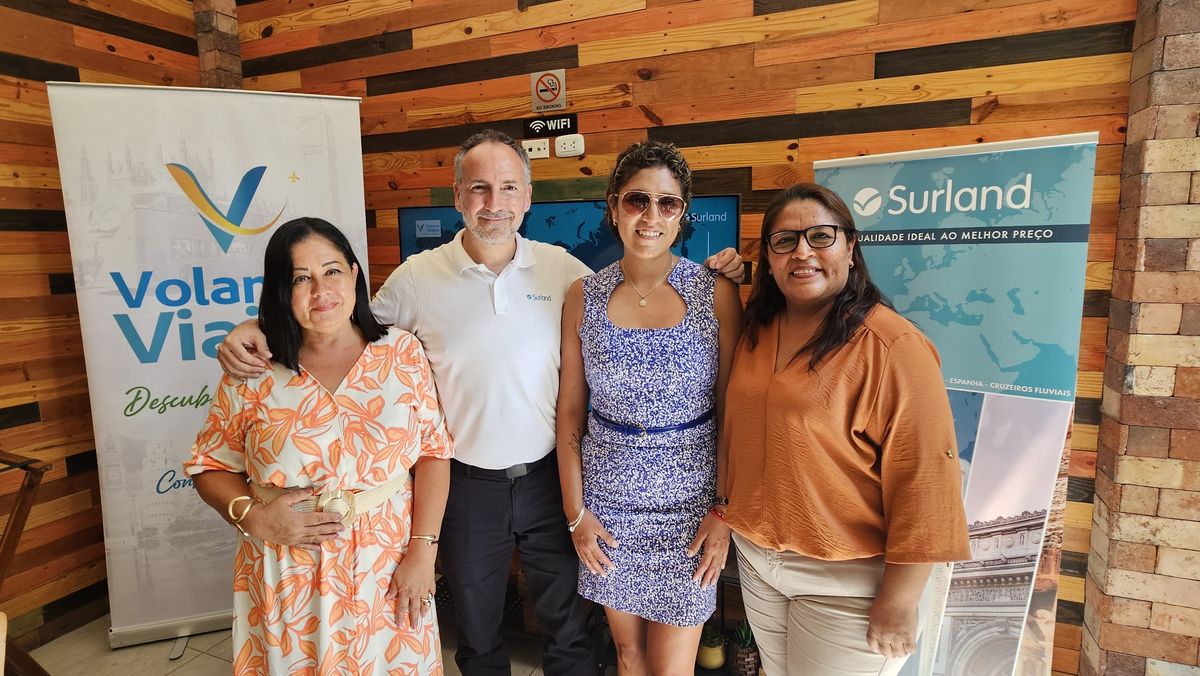 Rafael Galán, junto al equipo de Volando Viajes: Miluska Wiess, Ingrid del Busto y Vilma Tafur. - Ladevi Medios y Soluciones Rafael Galán, junto al equipo de Volando Viajes: Miluska Wiess, Ingrid del Busto y Vilma Tafur.