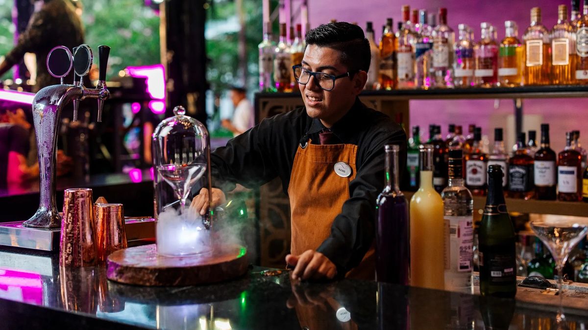 En Breathless Riviera Cancún Resort & Spa, de Hyatt Inclusive Collection, los viajeros pueden disfrutar de sus bebidas favoritas en cualquiera de los 9 bares y lounges elegantes.