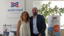 Roxana Otero, de Assist Med Chile, junto a Pablo Marinetti.