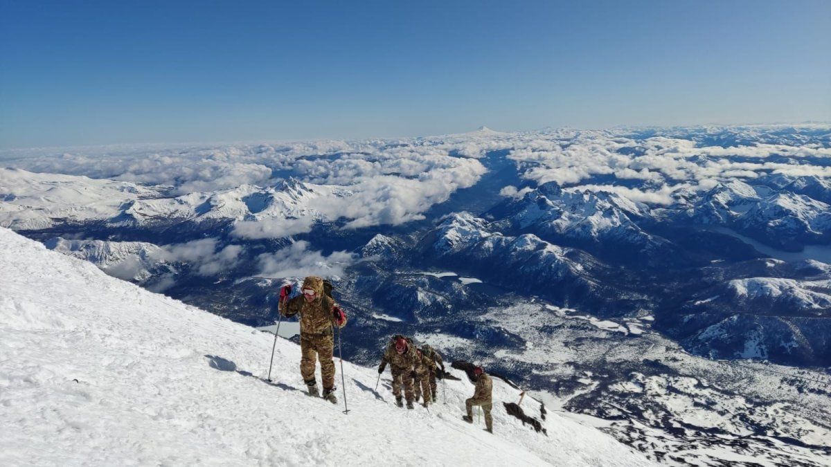 Cumbre en el Volcán Lanín, una alucinante opción de turismo sustentable en la provincia de Neuquén. Conocé más sobre las posibilidades que ofrece este Parque Nacional. 