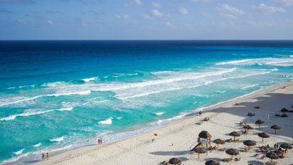 Una playa casi vacía en Cancún refleja lo que vivió el turismo en todo el Caribe durante gran parte de 2020.